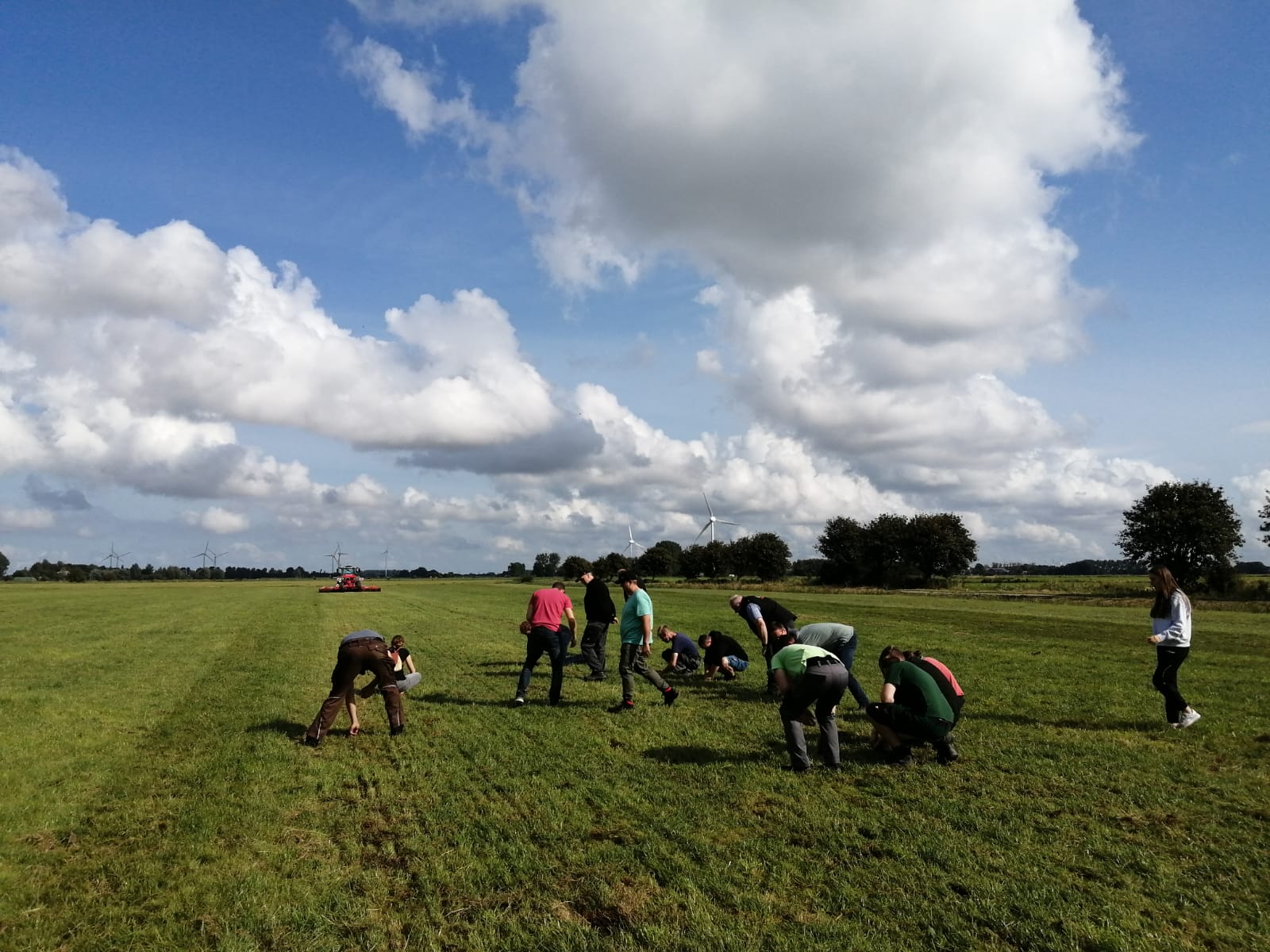Dass das Saatgut auch im etwas längeren Bestand mit der Zinkensaattechnik sicher in Bodennähe platziert und von der Prismenwalze angedrückt wird, wurde von den Teilnehmer selbst kontrolliert.